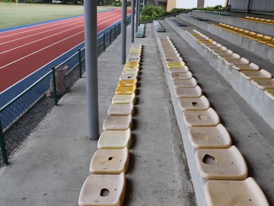 Wandal z Włocławka zniszczył trybunę stadionu w Osięcinach. Towarzyszyła mu 13-latka z powiatu radziejowskiego