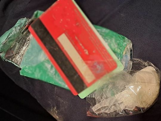 "Wciągał do nosa" na Placu Wolności. Zarejestrował go monitoring