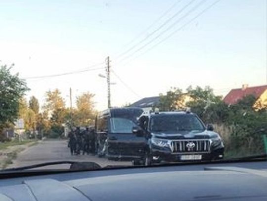 O godz. 6.00 zamaskowani i uzbrojeni policjanci przeprowadzali akcję na ul.Papieżka