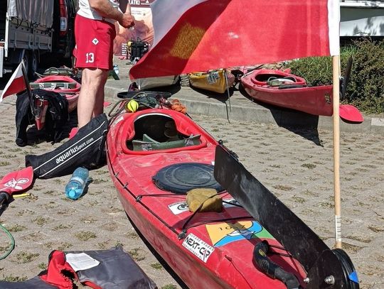 Weterani GROM płyną przez Wisłę dla chorego chłopca. Wczoraj pojawili się we Włocławku