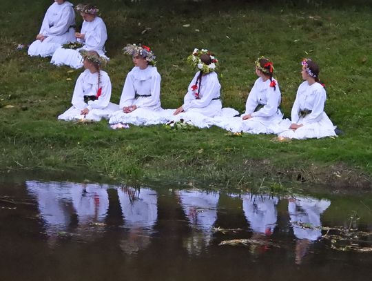 Wianki znów popłynęły Zgłowiączką. Noc Świętojańska w Parku H. Sienkiewicza