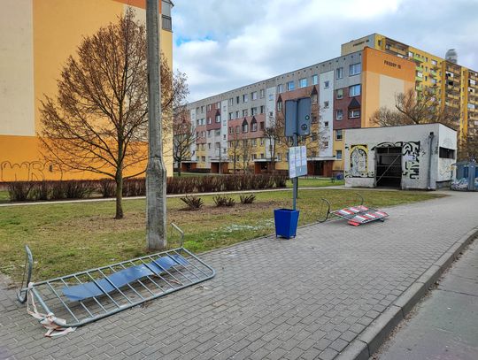 Wiata przystankowa przy ulicy Fredry została zniszczona prawie miesiąc temu. Nowej nadal brak
