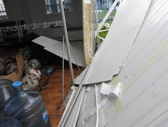 Wiatr uszkodził magazyn na sprzęt przy boisku OSiR i połamał gałęzie drzew 