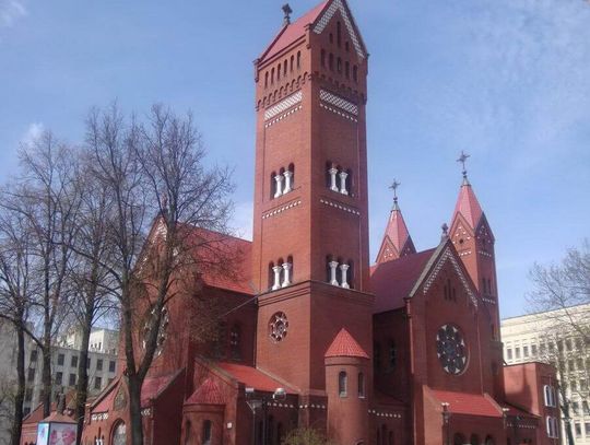 Wiedzieliście, że budynek kościoła w centrum Mińska na Białorusi jest pokryty dachówką z Włocławka?