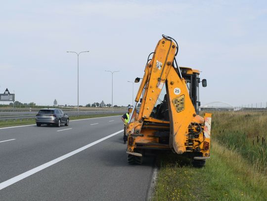 Wjechał koparką na autostradę. Został ukarany mandatem