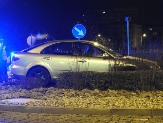 Wjechał w środek ronda, trwa akcja wyciągania auta...