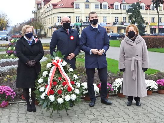 Władze miasta złożyły kwiaty pod Pomnikiem Żołnierza Polskiego. Prezydent odniósł się do Strajku Kobiet
