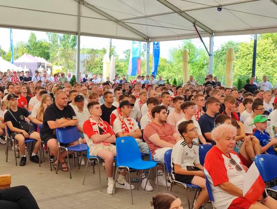 Włocławianie kibicują Biało-Czerwonym na Słodowie. Rozpoczął się mecz z Austrią