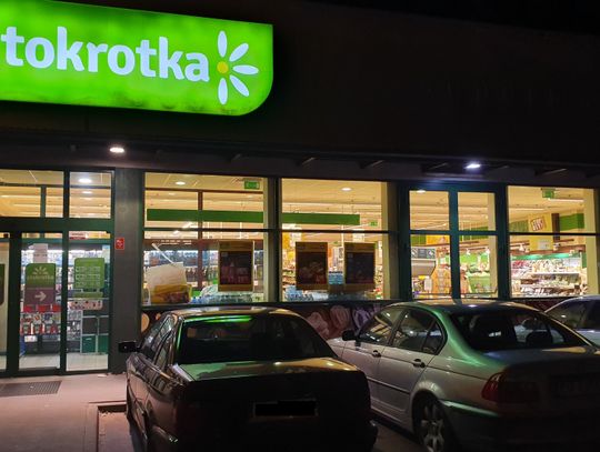 Włocławianin: "Zmuszają kasjerów do pracy po 12 godzin". Stokrotka:"Pracujemy po 8 godzin. Kasjerzy co 4 godziny są wymieniani" 