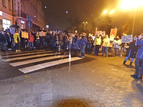 Włocławianki nie odpuszczają: "Gembicka wypad z Włocławka", "Anulować", "Lucjan chodź się przywitać". Dziś odbył się kolejny, blisko dwugodzinny spacer