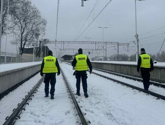 Włocławscy policjanci chodzą po torach całą dobę. Czego szukają?