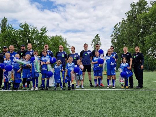 Włocławscy policjanci rozegrali mecz na os. Leopoldowo ze Strikas Włocławek