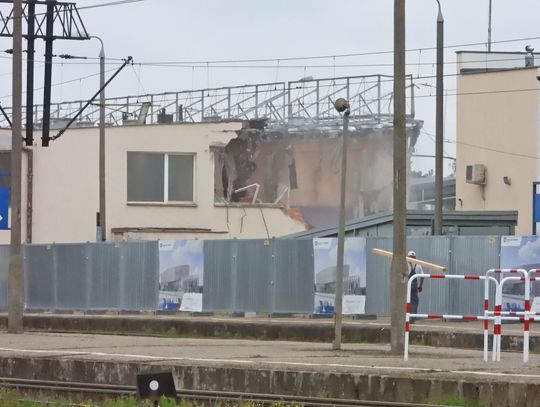 Włocławski dworzec powoli znika. Trwa wyburzanie budynku