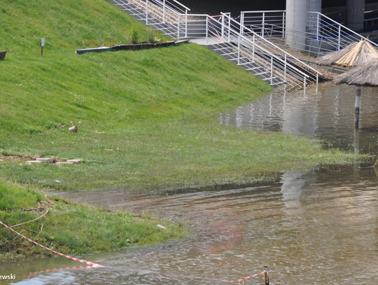 Woda na Wiśle we Włocławku powoli opada.  Ze skutkami fali wezbraniowej zmagają się obecnie Toruń oraz Bydgoszcz