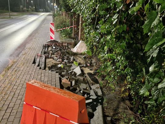 Woda z terenu Parku Kujawia zalewa posesje włocławian i rozerwała chodnik przy ul. Kapitulnej 