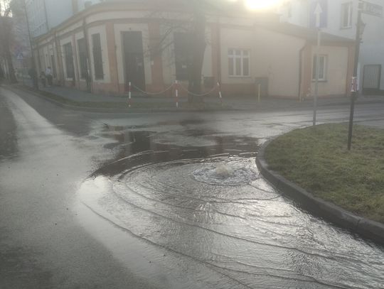 Woda zalała skrzyżowanie w centrum miasta. MPWiK tłumaczy...