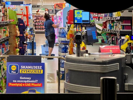Wojna cenowa coraz bardziej podoba się Polakom. Chcą jej zaostrzenia przed świętami, głównie między dyskontami