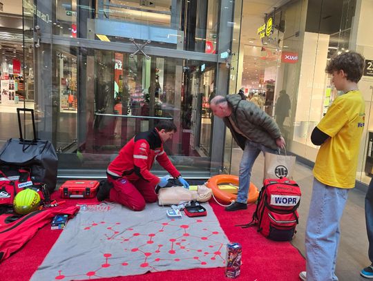 WOPR znów zagrał z Orkiestrą. Pokazy pierwszej pomocy w centrum handlowym