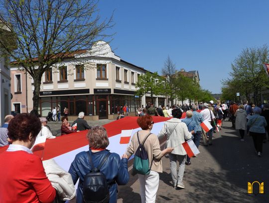 Wraca przemarsz ze stumetrową flagą ulicami miasta