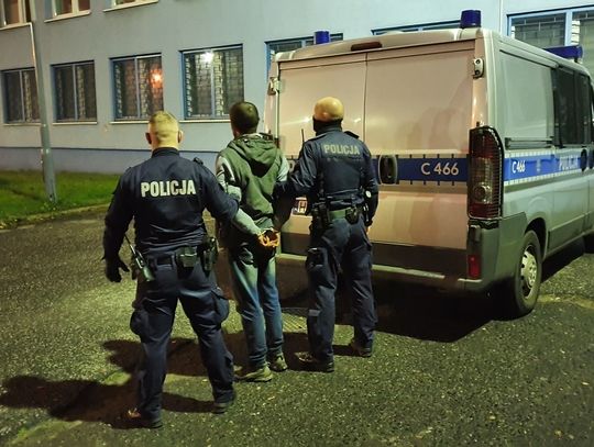 Wszedł do mieszkania i zaatakował nożem domowników. 24-latek został aresztowany 