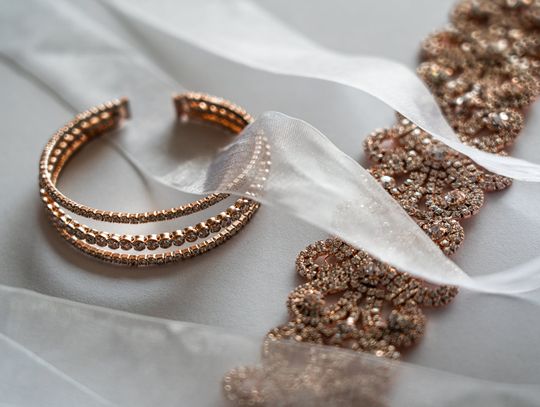 Wybór złotej bransoletki damskiej – sprawdź czy na pewno wiesz na co zwrócić uwagę