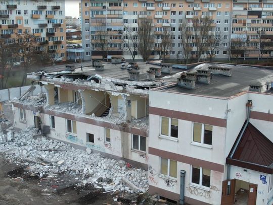 Wyburzają nie tylko URSUSA, trwa rozbiórka dawnej przychodni na ul. Łady