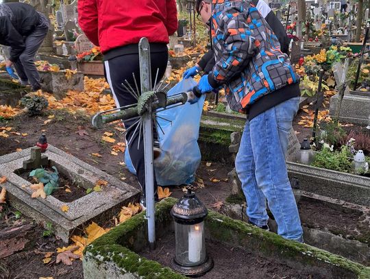 Wychowankowie MOW posprzątali groby dzieci na Cmentarzu Komunalnym