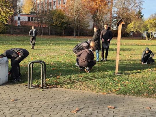 Wychowankowie z Młodzieżowego Ośrodka Wychowawczego posprzątali Park Łokietka