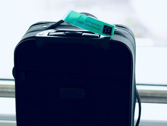 Wykorzystał chwilę nieuwagi podróżnego i ukradł mu bagaż. W środku był laptop