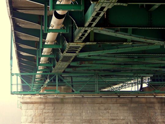 Wymienią i przebudują 50-letni wodociąg pod mostem stalowym. Zmieni się organizacja ruchu pieszych