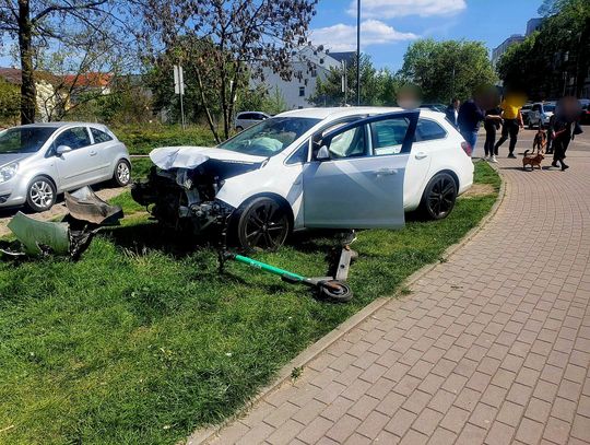 Wymuszenie pierwszeństwa na ul. Stodólnej. Ścięta latarnia i znak drogowy