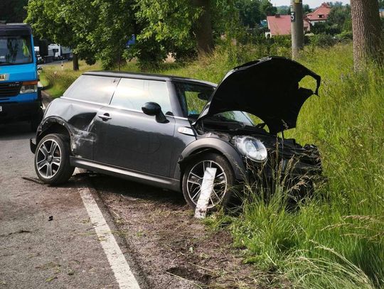 Wymuszenie pierwszeństwa przyczyną kolizji Mini Coopera i Peugeota