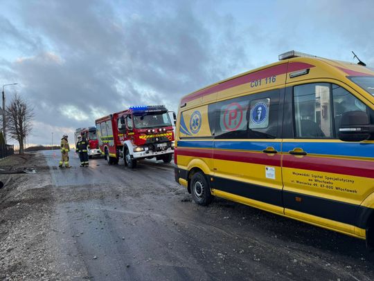 Wypadek drogowy w Chełmicy Małej. Toyota wjechała do rowu i uderzyła w ogrodzenie