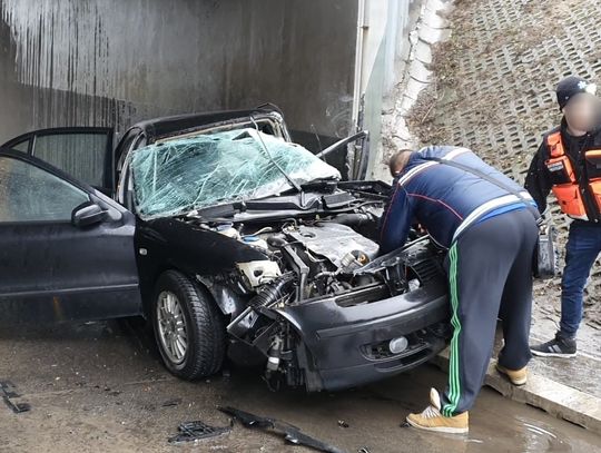 Wypadek na al. Królowej Jadwigi. Kierowca uderzył w ścianę wiaduktu