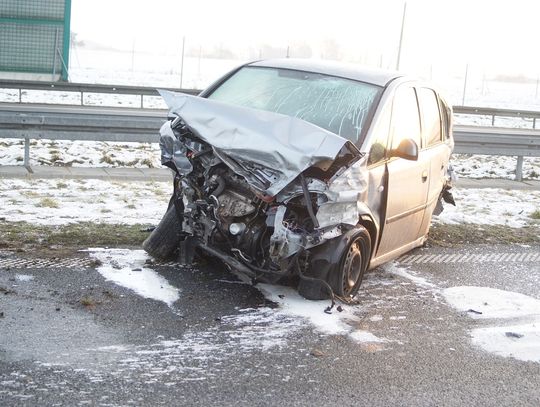 Wypadek na autostradzie A-1. Dwie osoby zostały przewiezione do szpitala