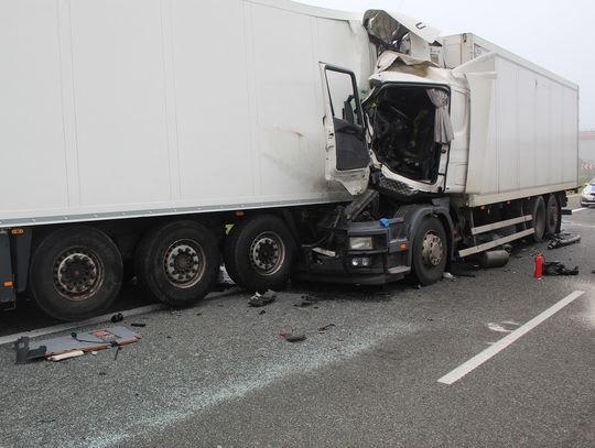 Wypadek na autostradzie A-1, kierowca ciężarówki trafił do szpitala