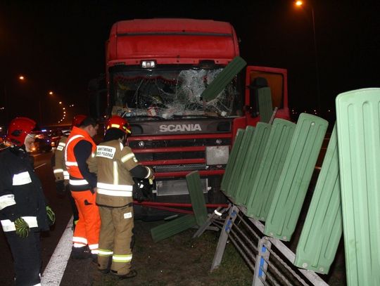 Wypadek na autostradzie A1. 62-letni kierowca w szpitalu