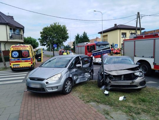 Wypadek na skrzyżowaniu ul. Armii Krajowej i Wojskowej. Mężczyzna z urazem kręgosłupa w szpitalu