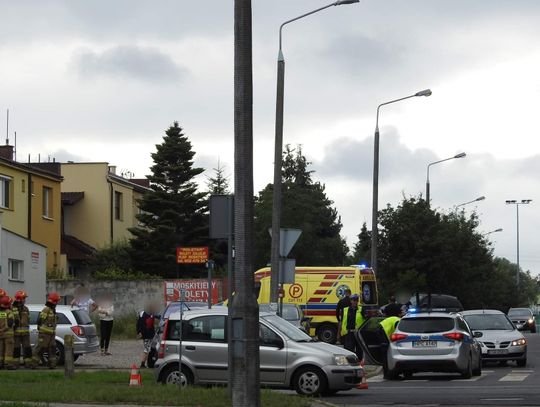 Wypadek na ul. Barskiej. Zderzyły się dwa samochody osobowe