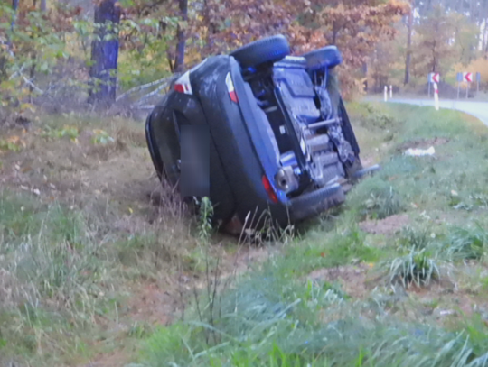 Wypadek pod Włocławkiem. Lancia w rowie, kierowca w szpitalu