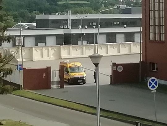 Wypadek podczas pracy w zakładzie Delecta. Mężczyzna spadł z wysokości, został przewieziony do szpitala