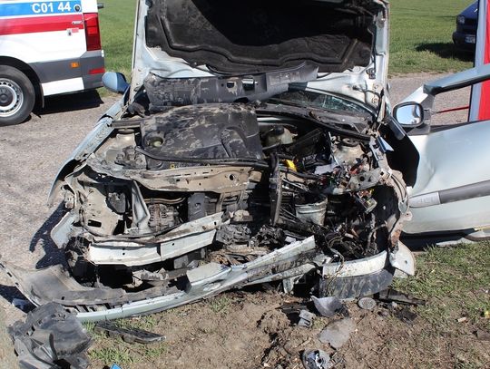 Wypadek śmiertelny w gm. Lubraniec. 71-latek uderzył w drzewo 