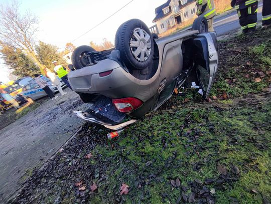 Wypadek trzech samochodów w Nasiegniewie. Jedno auto dachowało