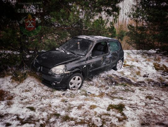 Wypadek w gminie Chodecz. Kierowca Renault zjechał z drogi