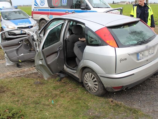 Wypadek w Kąkowej Woli. Kierująca straciła panowanie nad pojazdem i uderzyła w drzewo 