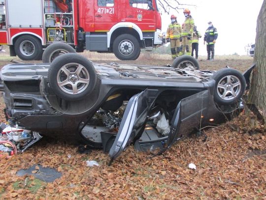 Wypadek w Krzyżówkach. Kierowca toyoty wypadł z drogi, zjechał do rowu, dachował i uderzył w drzewo