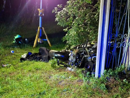 Wypadek w miejscowości Okna. Motocyklista uderzył w ogrodzenie poseji