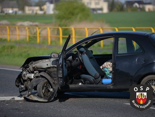 Wypadek w Starym Brześciu. Kierowca ciężarówki uderzył w forda