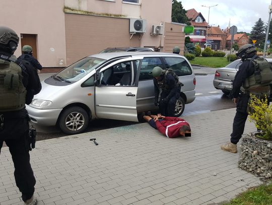 Wypożyczali auta na fałszywe dokumenty, a potem rozbierali i sprzedawali na części 