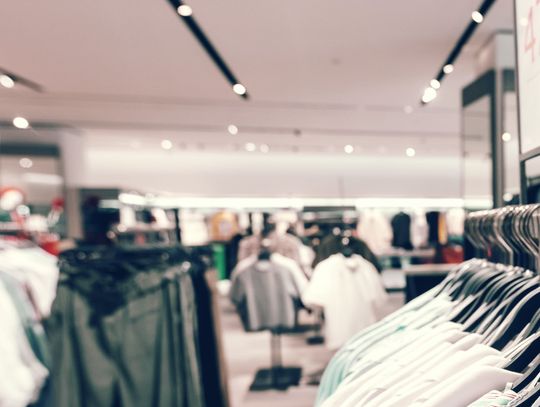 Wyraź siebie, nosząc modne T-shirty. W tym sezonie rządzi sportowy styl!